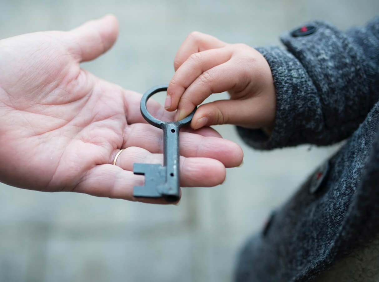 Игры давать ключи. Ключ для детей. Ключик в детских руках. Младенец и ключ. Дети с ключом на шее.
